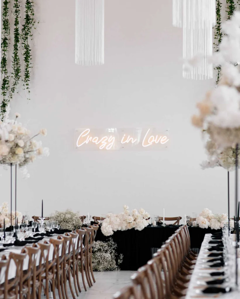 sala-weselna-swiecacy-neonowy-napis